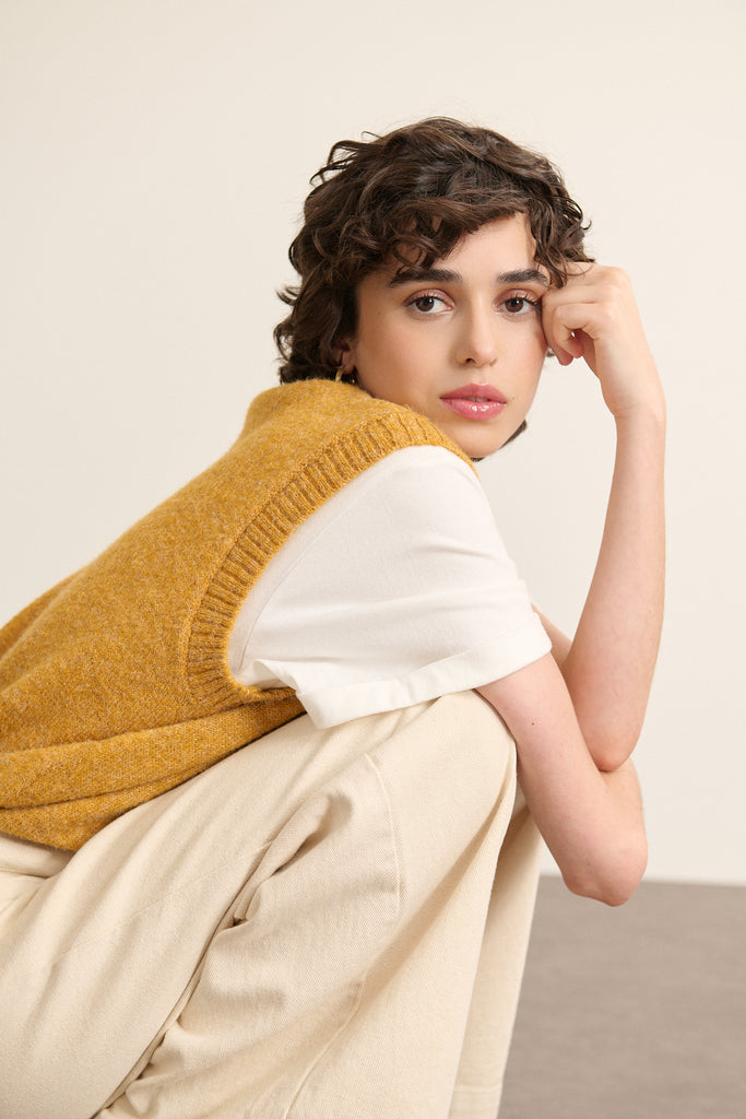 Pull sans manches jaune, collection Garance Paris automne hiver 2025, col rond et maille souple pour un porté facile.