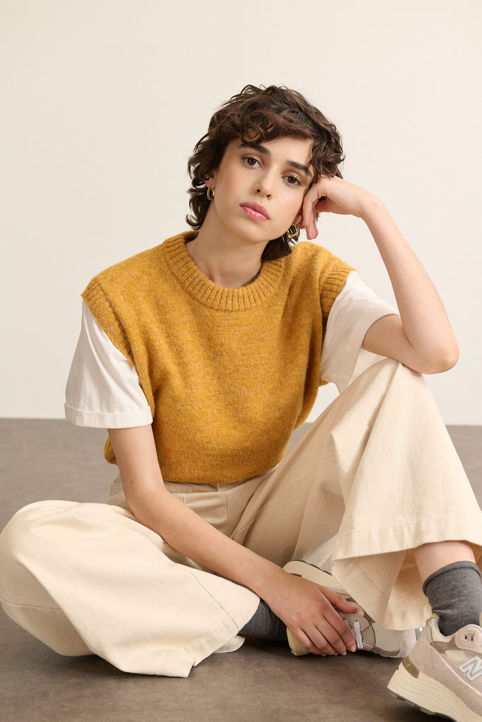 Pull sans manches à la coupe droite confortable avec tombé naturel, base resserrée par un bord-côte discret et souple.