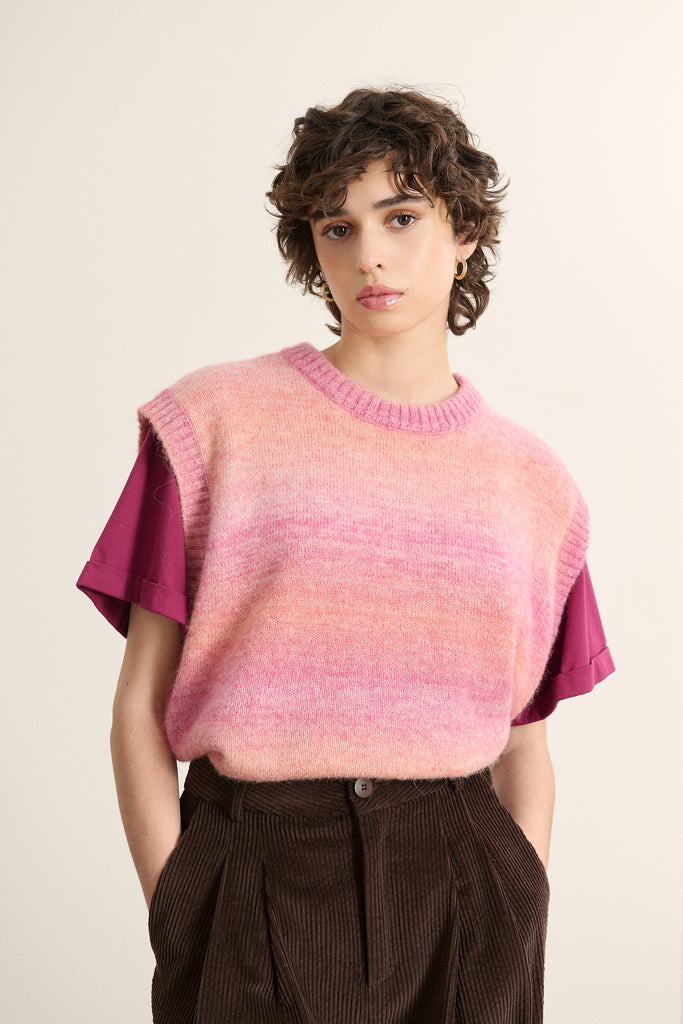 Mannequin femme de face portant un pull sans manches rose, coupe droite avec col rond, dégradé du rose clair au rose soutenu.