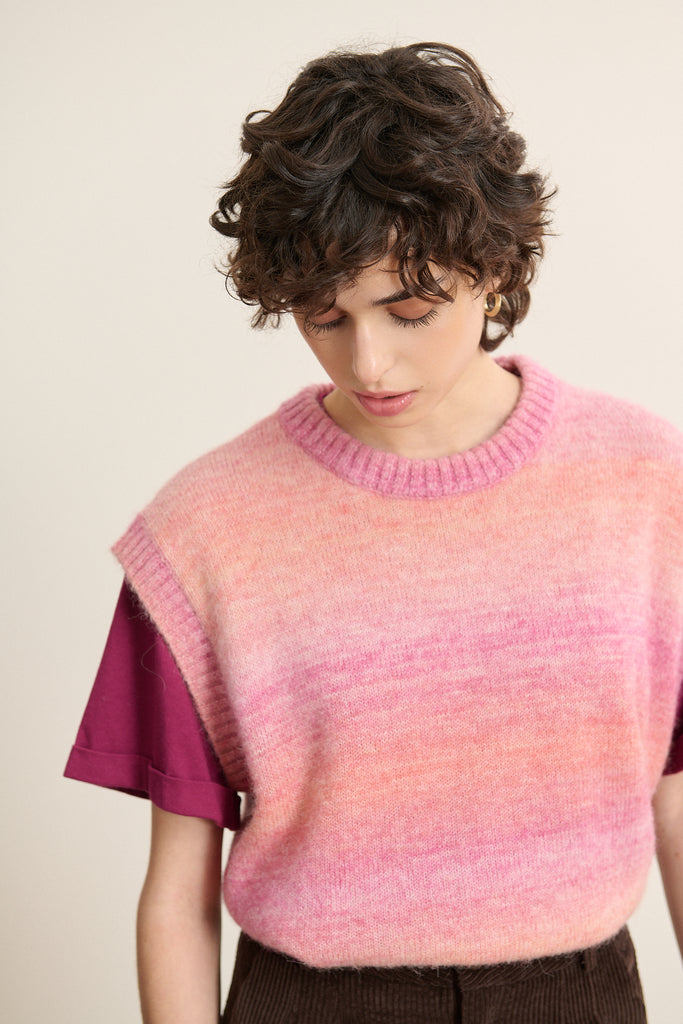 Maille douce composée de 30 % alpaga, 30 % laine et 40 % nylon, texture moelleuse et chaude, un toucher légèrement duveteux.