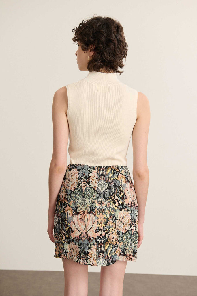 Vue arrière du pull sans manches, coupe près du corps avec couture latérale discrète et bord-côtes resserré.