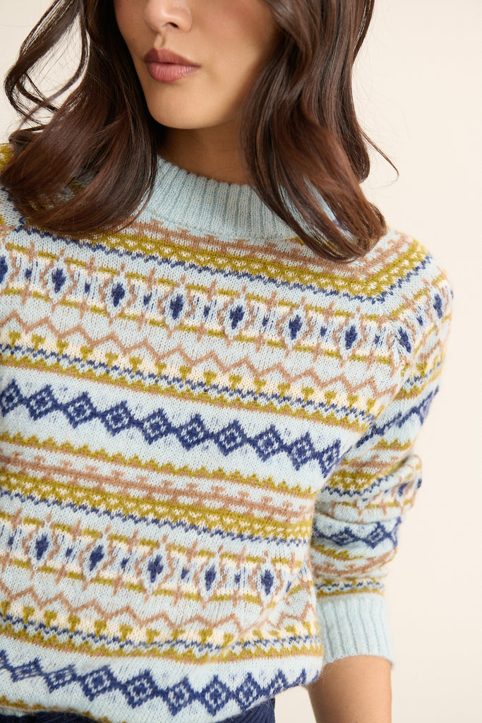 Matière chaude et duveteuse en nylon, laine mérinos et kid mohair, texture douce et volume moelleux idéal en plein hiver.