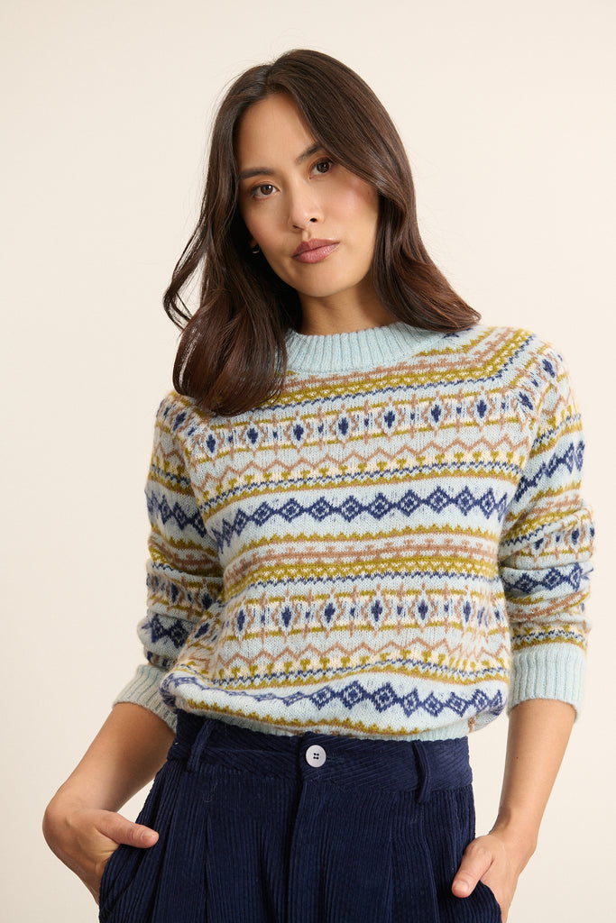 BILLY avec motif jacquard esprit norvégien, tricoté en haut du corps et des manches avec finition régulière et précise.