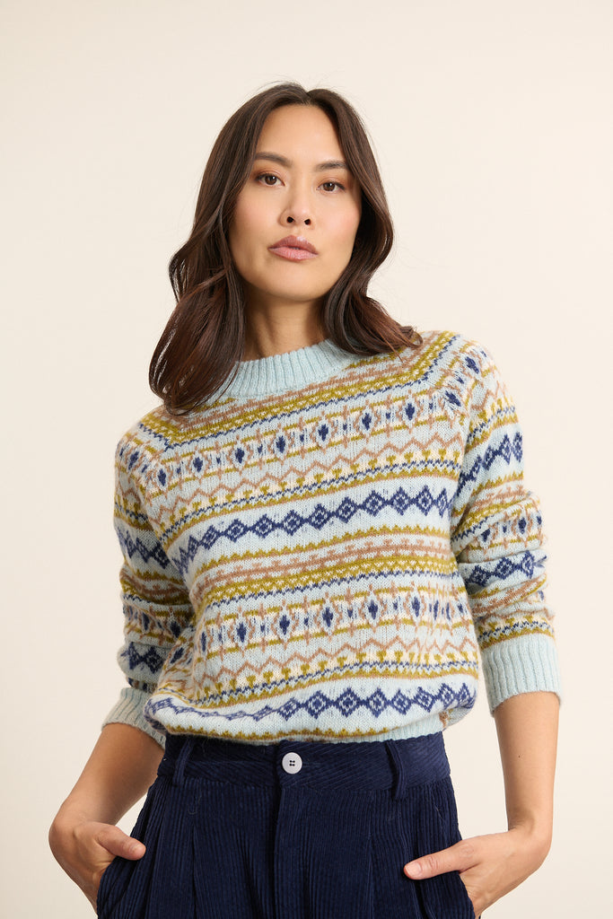 Pull avec col rond en bord-côte ton sur ton, monté proprement avec couture intérieure discrète et bonne tenue à l’encolure.