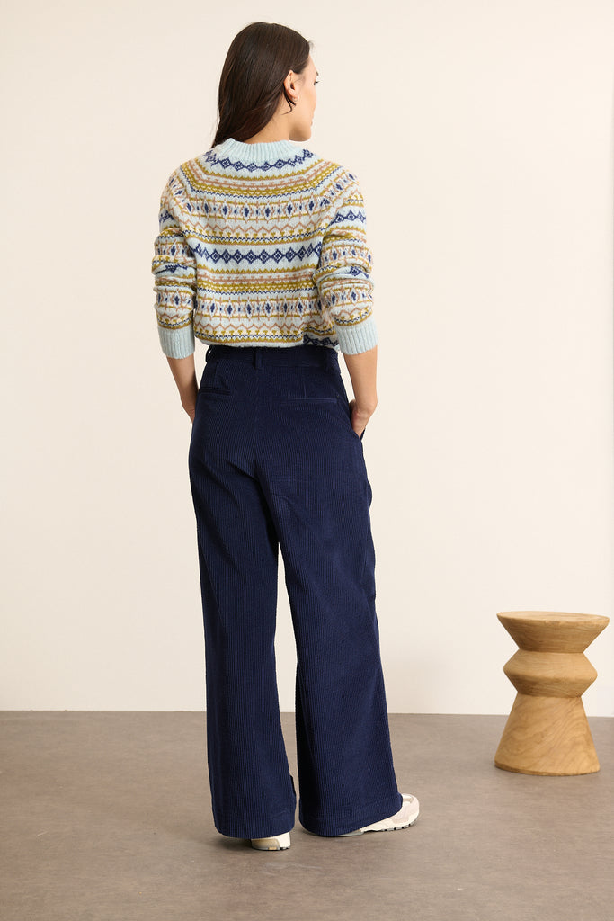 Vue arrière du pull jacquard bleu, motif placé au niveau des épaules avec coupe droite et finitions bord-côtes.