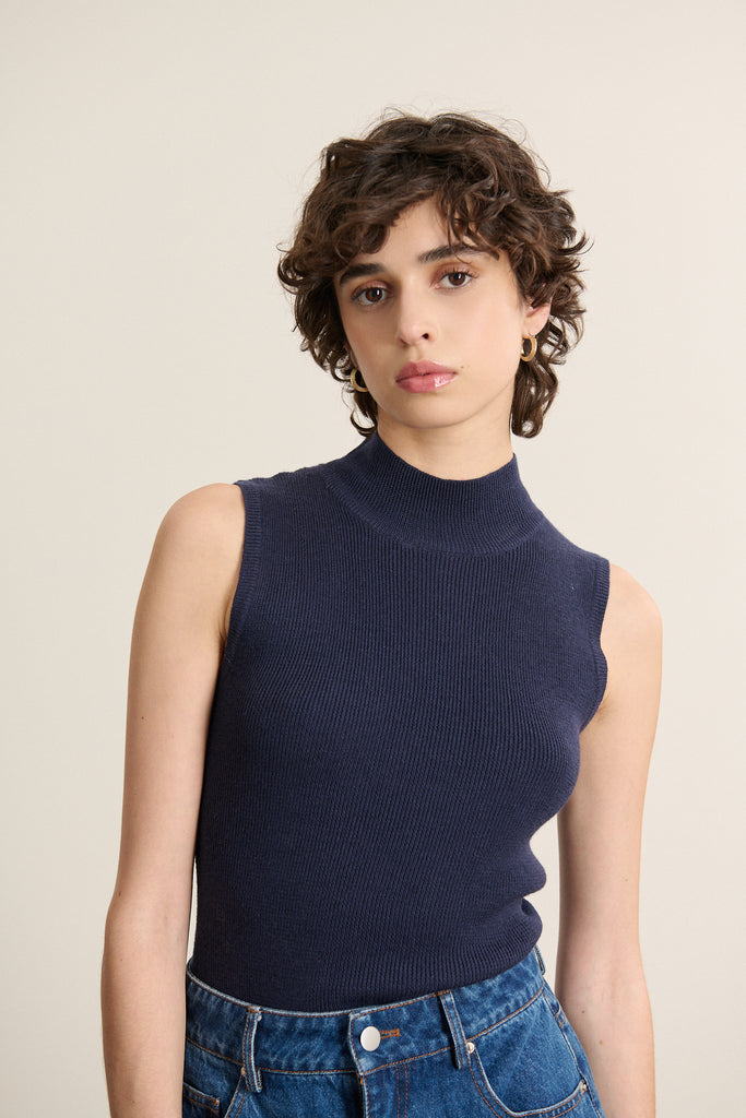 Maille fine composée de 55% viscose, 25% laine mérinos et 20% acrylique, douce et agréable portée à même la peau.
