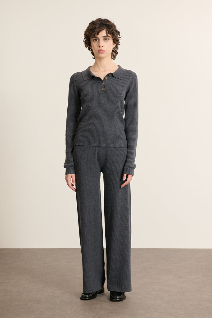 Mannequin femme de face portant un pull gris à col polo, coupe droite avec ouverture boutonnée et manches longues. 