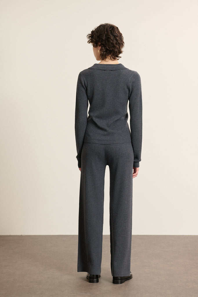 Vue arrière du pull à col polo, coupe droite avec finitions bord-côtes en bas de pièce et couture d’épaule nette.