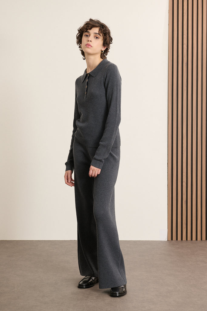 Haut pour femme Garance Paris AH 2025 coloris marine, le pull BINTI au col polo et à l'ouverture boutonnée. 