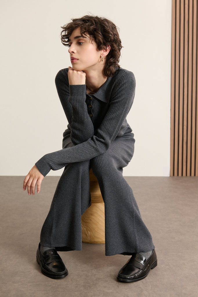 Maille extensible qui suit les mouvements sans comprimer, idéale pour les journées cocooning ou les looks casual.
