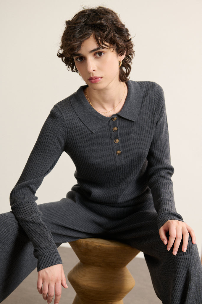 Pantalon en maille gris, collection Garance Paris automne hiver 2025, coupe droite et taille élastiquée confortable.