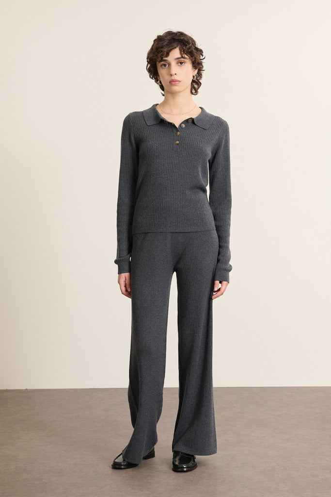 BINTI, le pull à la maille fine, chaude et respirante, idéal en mi-saison porté seul ou en superposition selon le style.