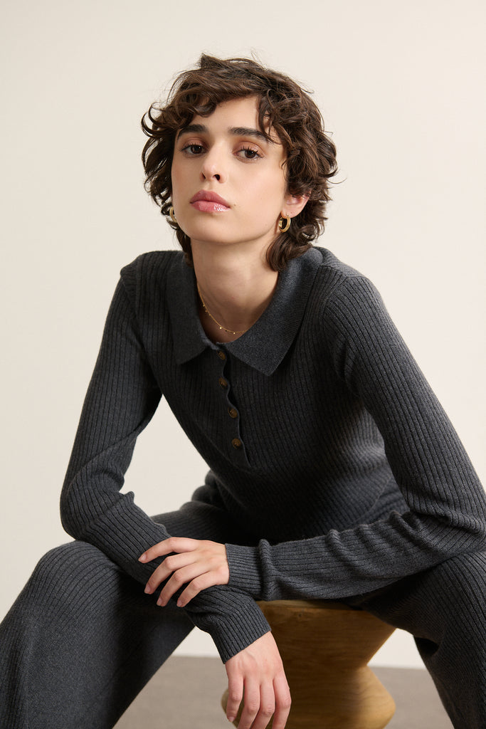 Maille douce composée de 55 % viscose, 25 % laine mérinos et 20 % acrylique, toucher fluide et agréable au porté.