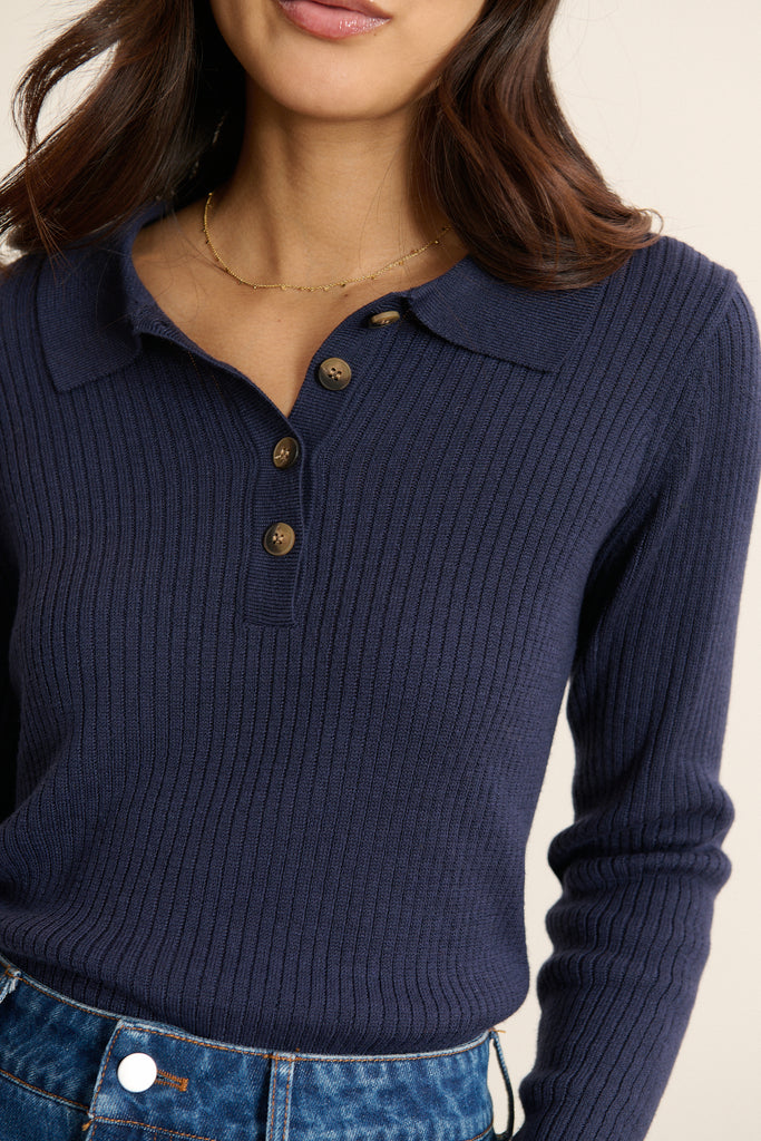 Maille douce composée de 55 % viscose, 25 % laine mérinos et 20 % acrylique, toucher fluide et agréable au porté.