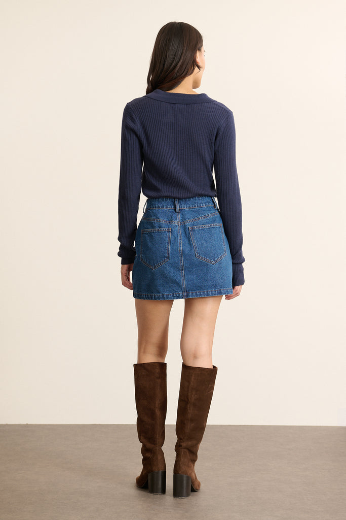 BINTI, le pull à la maille fine, chaude et respirante, idéal en mi-saison porté seul ou en superposition selon le style.