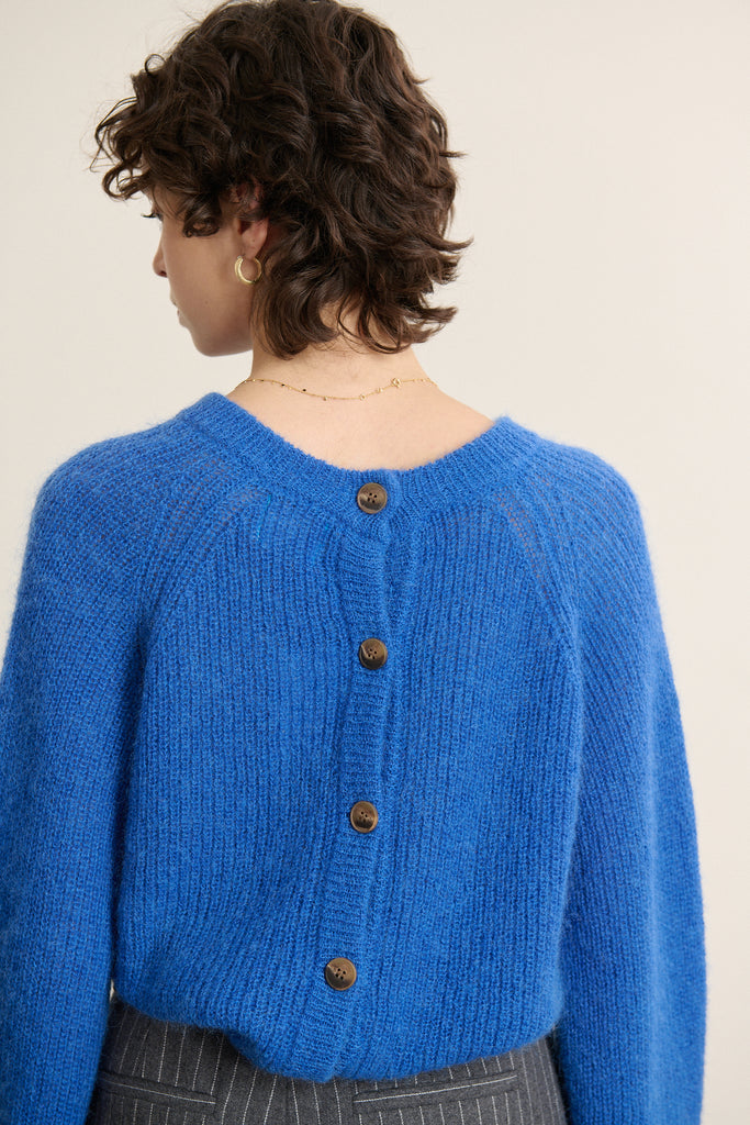 Pull ample bleu électrique en mohair et mérinos, collection Garance Paris automne hiver 2025, boutonnage dos réversible.
