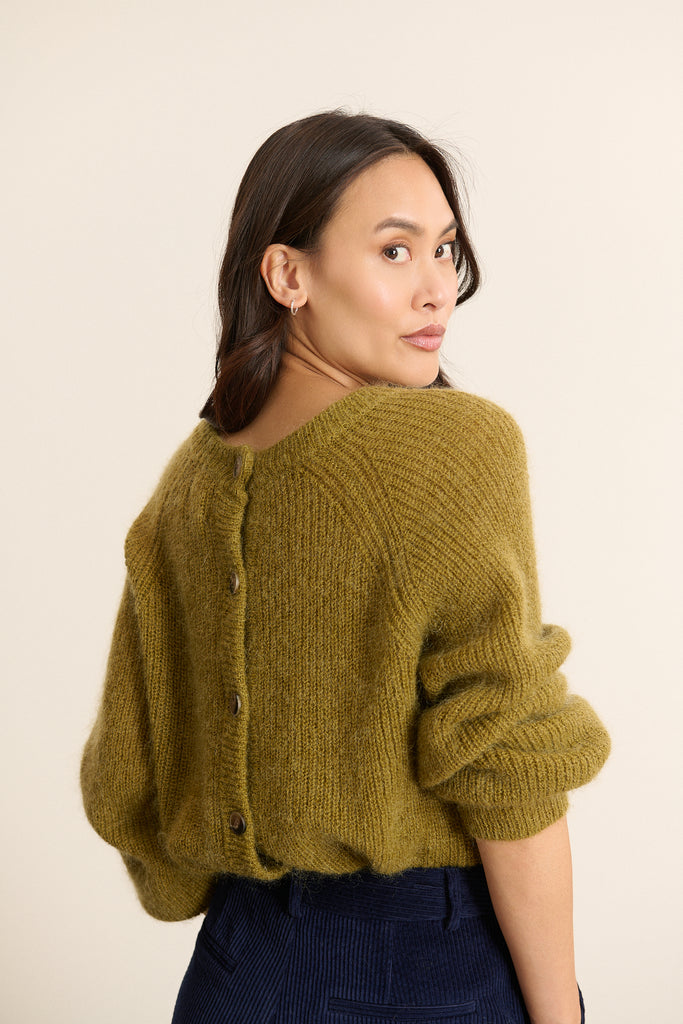 Boutonnage dans le dos avec petits boutons ton sur ton, possibilité de porter le pull dans les deux sens selon le style.