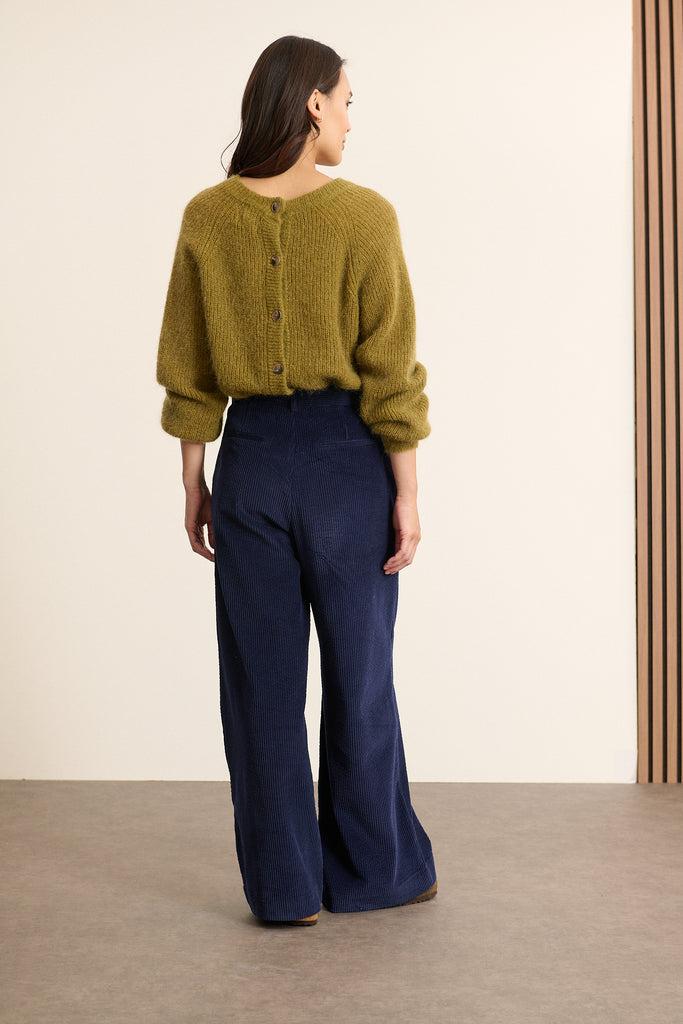Vue arrière du pull ample olive, boutonnage apparent sur toute la hauteur, maille aérée au tombé fluide.