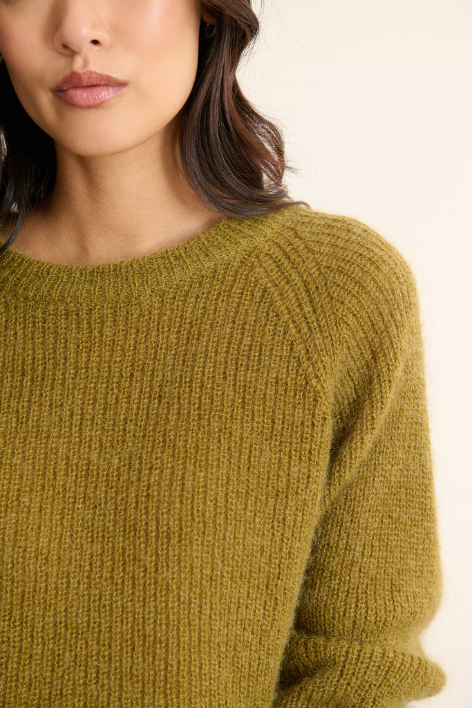 Matière douce et duveteuse composée de nylon, laine mérinos et kid mohair, maille chaude et légèrement vaporeuse.