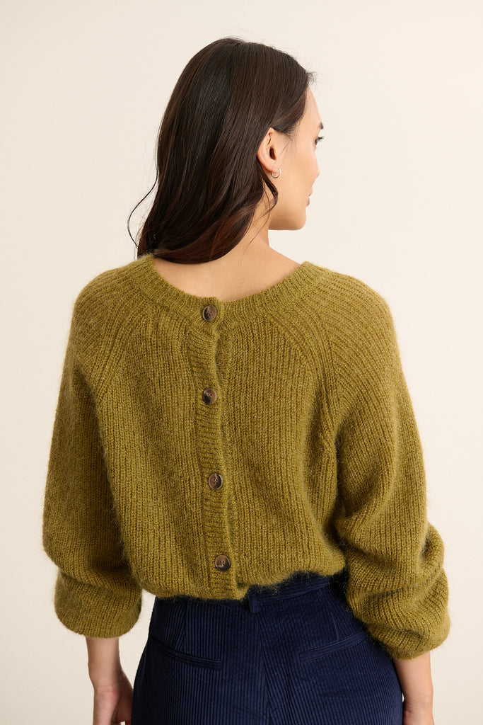 Pull ample olive en mohair et mérinos, collection Garance Paris automne hiver 2025, boutonnage dos réversible.