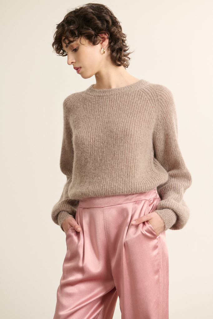 Pull coloris taupe, à la coupe ample aux emmanchures raglan, avec boutonnage dans le dos, un essentiel chez Garance.