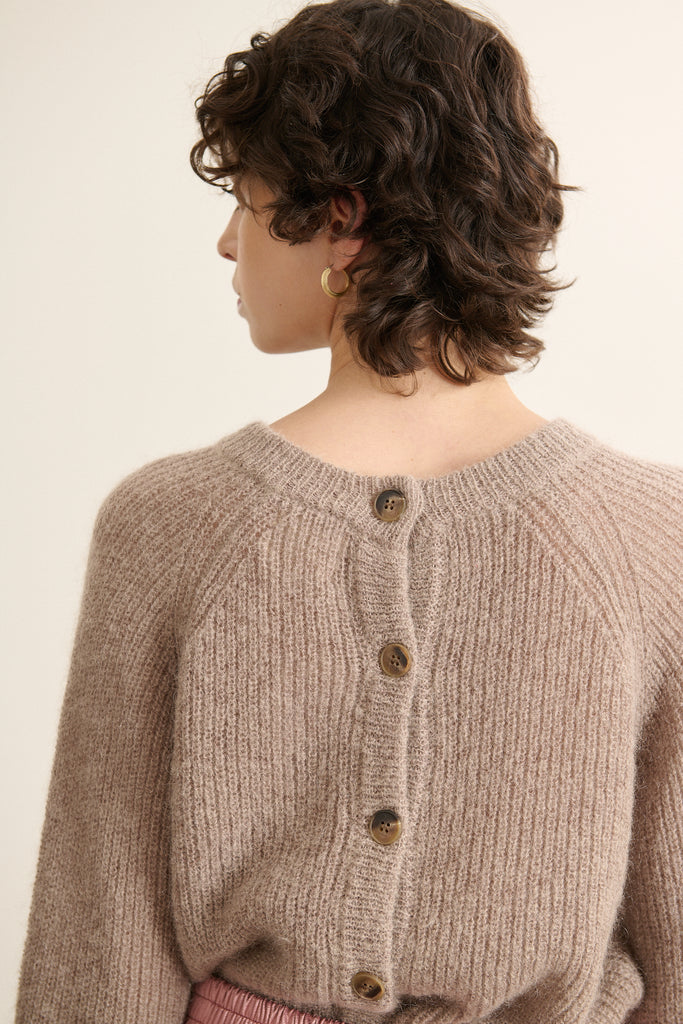 Vue arrière du pull ample taupe, boutonnage apparent sur toute la hauteur, maille aérée au tombé fluide.