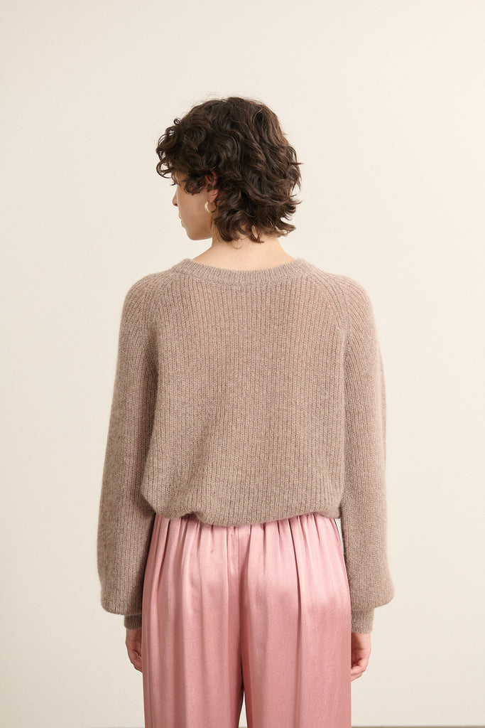 Pull ample taupe en mohair et mérinos, collection Garance Paris automne hiver 2025, boutonnage dos réversible.