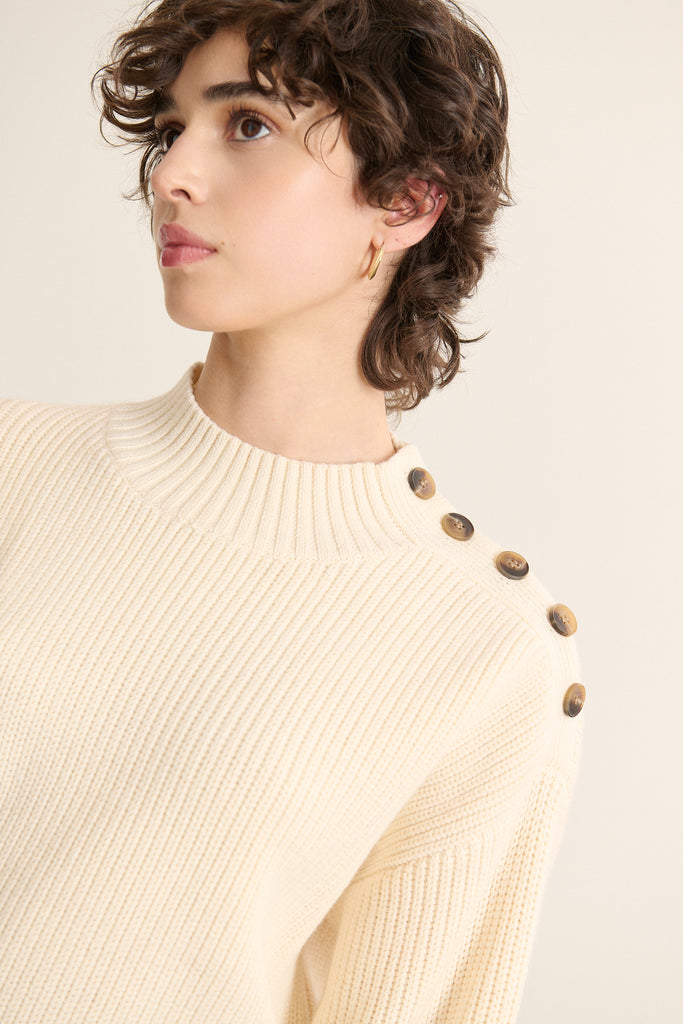 Maille douce en 55 % viscose, 25 % laine mérinos et 20 % acrylique, tombé souple avec texture chaude et confortable.
