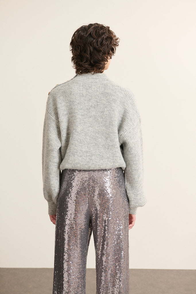Vue arrière du pull ample gris, coupe droite avec tombé fluide et ligne d’épaule légèrement tombante.