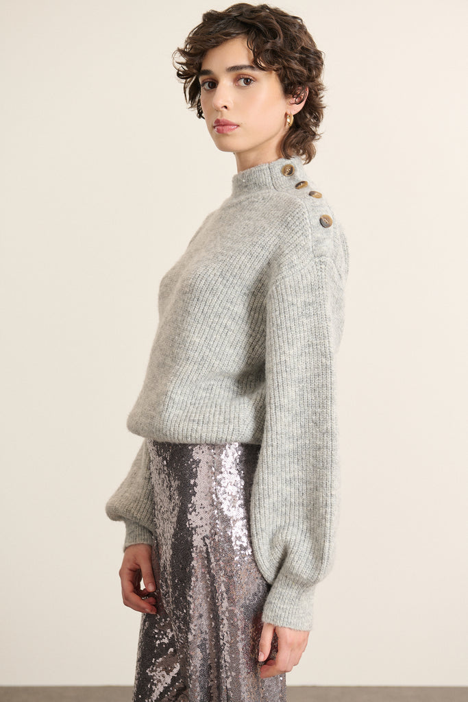 Maille douce et souple en acrylique, laine, nylon, polyester et élasthanne, au tombé fluide et confortable.