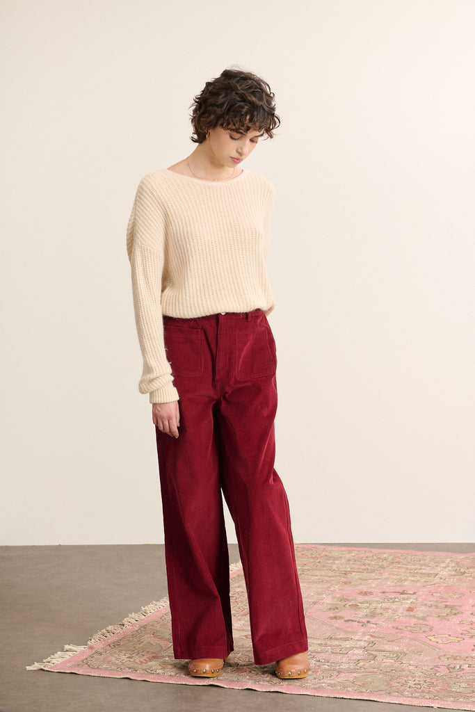 KWI, pull avec Nœud plat cousu en haut du décolleté dos, dans la même matière que le pull, détail délicat et féminin.
