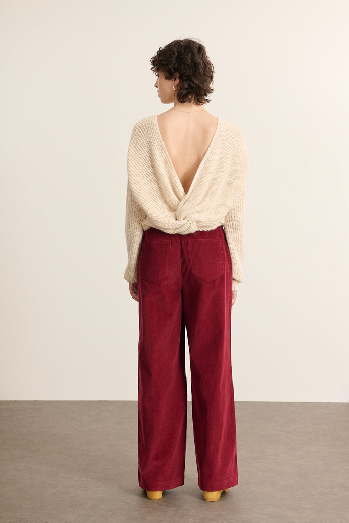 Pull beige à dos ouvert et nœud, collection Garance Paris automne hiver 2025, maille douce et décolleté féminin au dos.