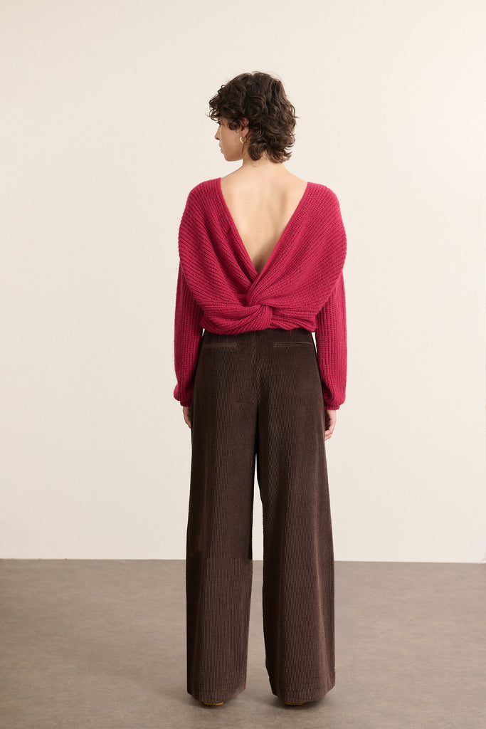KWI, pull avec nœud plat cousu en haut du décolleté dos, dans la même matière que le pull, détail délicat et féminin.