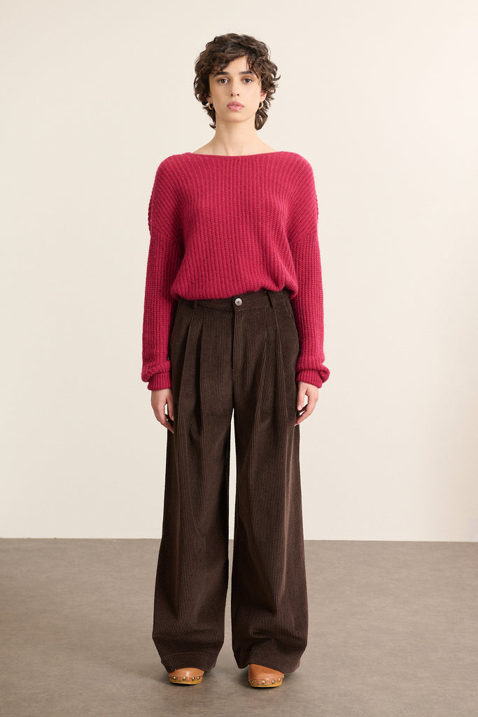Mannequin femme de face portant un pull grenat à manches longues, coupe droite avec col rond devant et décolleté au dos.