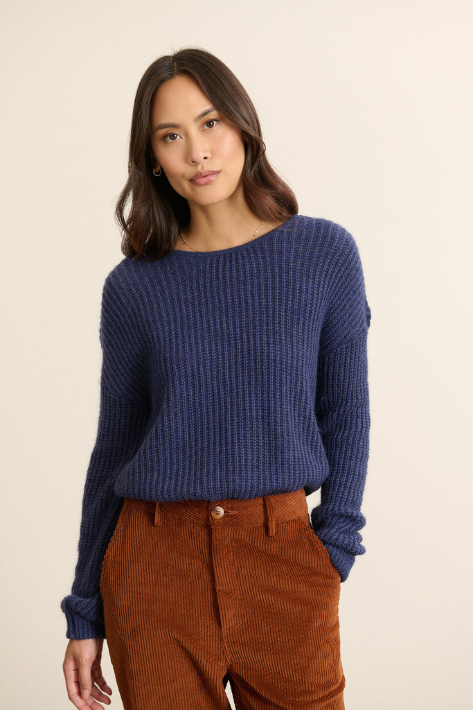 Décolleté profond dans le dos en forme de V, finition bordée par un biais en maille ton sur ton pour une tenue parfaite.