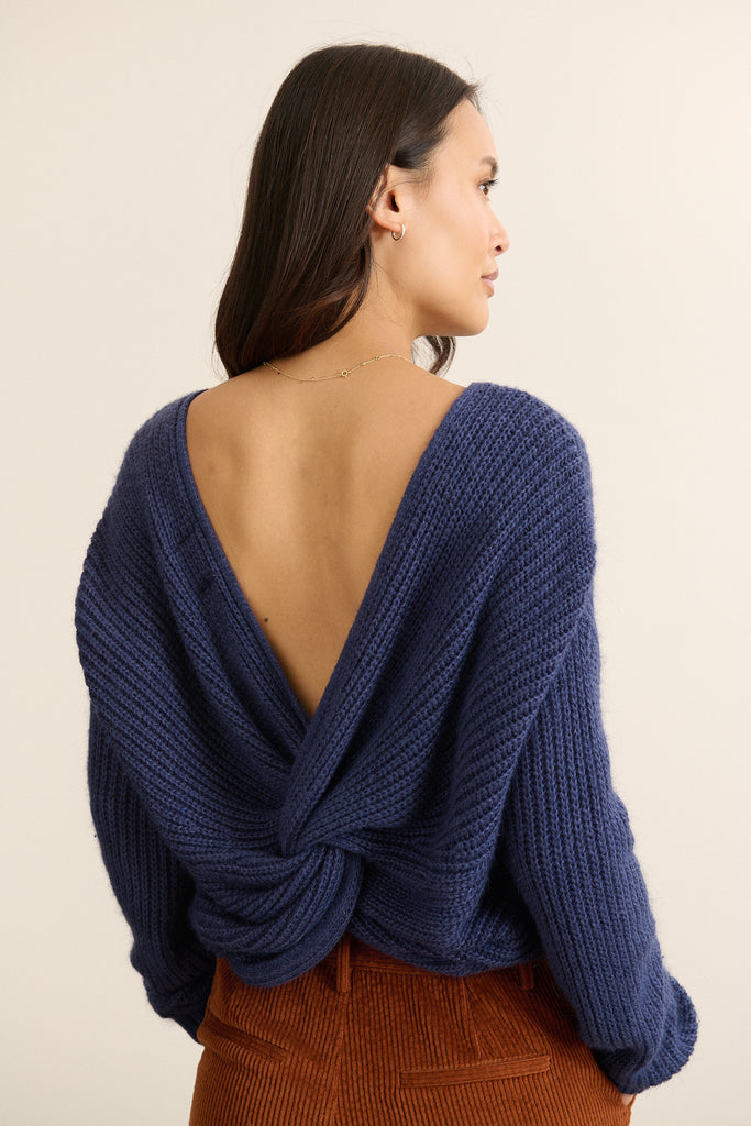 KWI, pull avec Nœud plat cousu en haut du décolleté dos, dans la même matière que le pull, détail délicat et féminin.