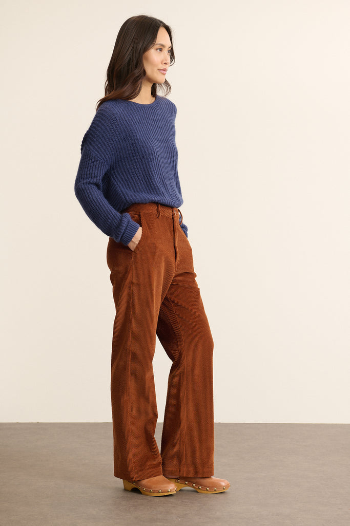 Maille douce composée de polyamide, angora, viscose et laine, texture duveteuse et chaude au toucher léger.
