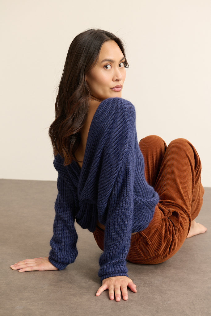 Pull marine à dos ouvert et nœud, collection Garance Paris automne hiver 2025, maille douce et décolleté féminin au dos.
