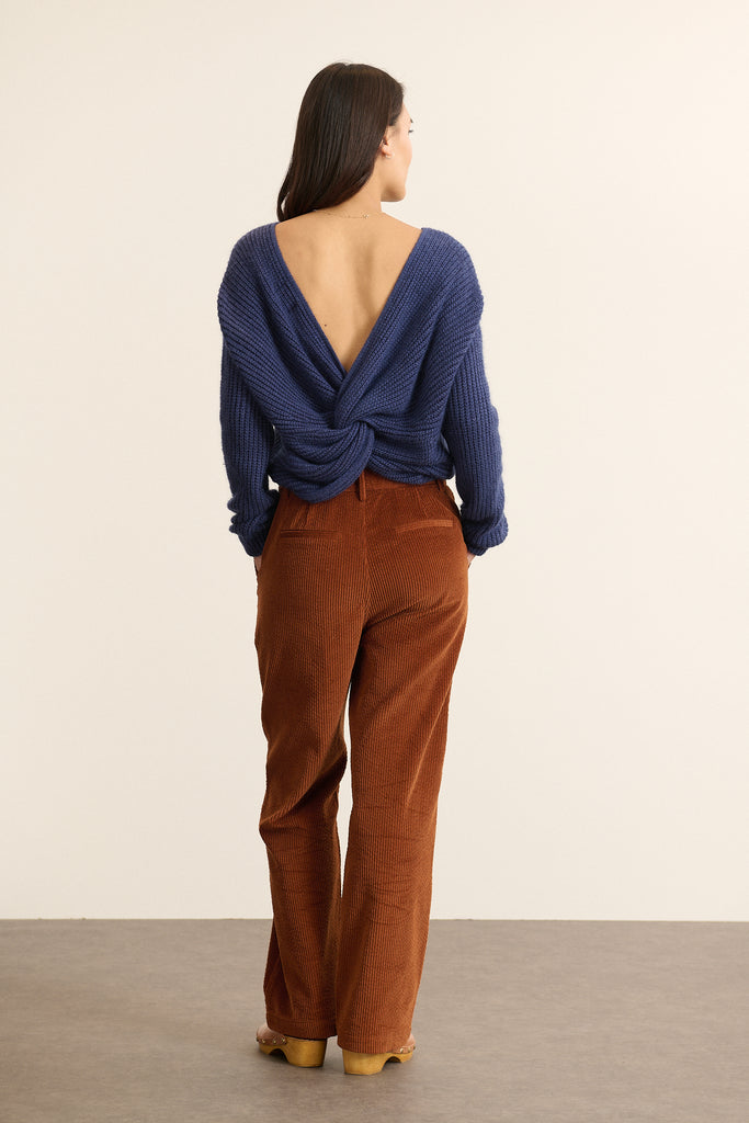 Vue arrière du pull marine, décolleté profond en V orné d’un nœud fixe et coupe droite légèrement ajustée.