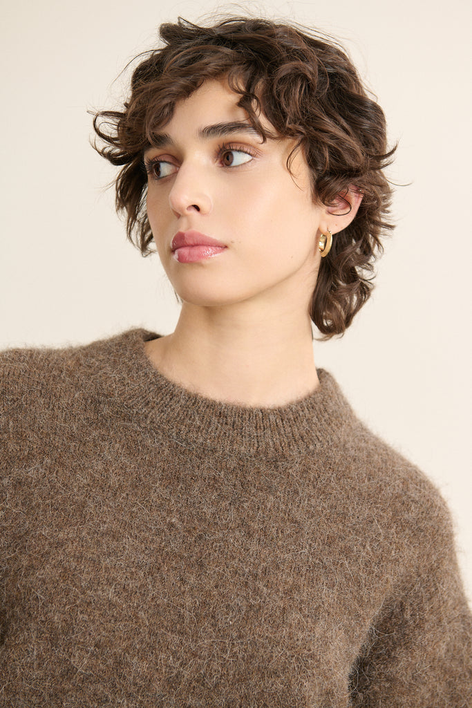 Pull marron en alpaga mélangé, collection Garance Paris automne hiver 2025, coupe ample et taille resserrée.
