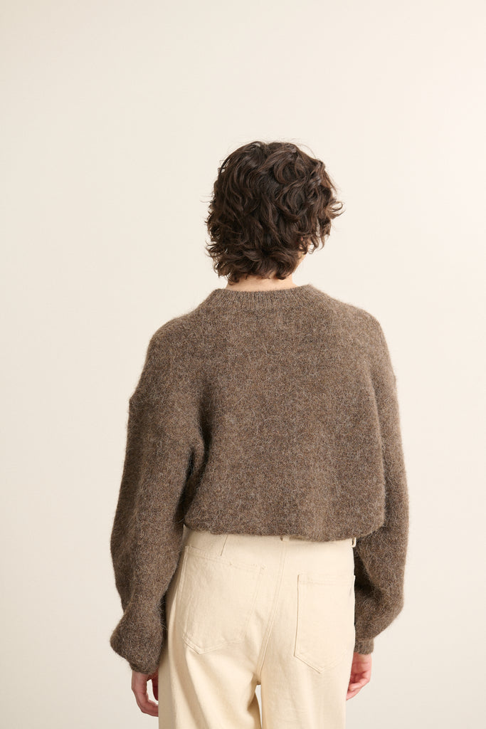 Vue arrière du pull ample marron, coupe blousante en haut et taille ajustée pour une silhouette galbée.