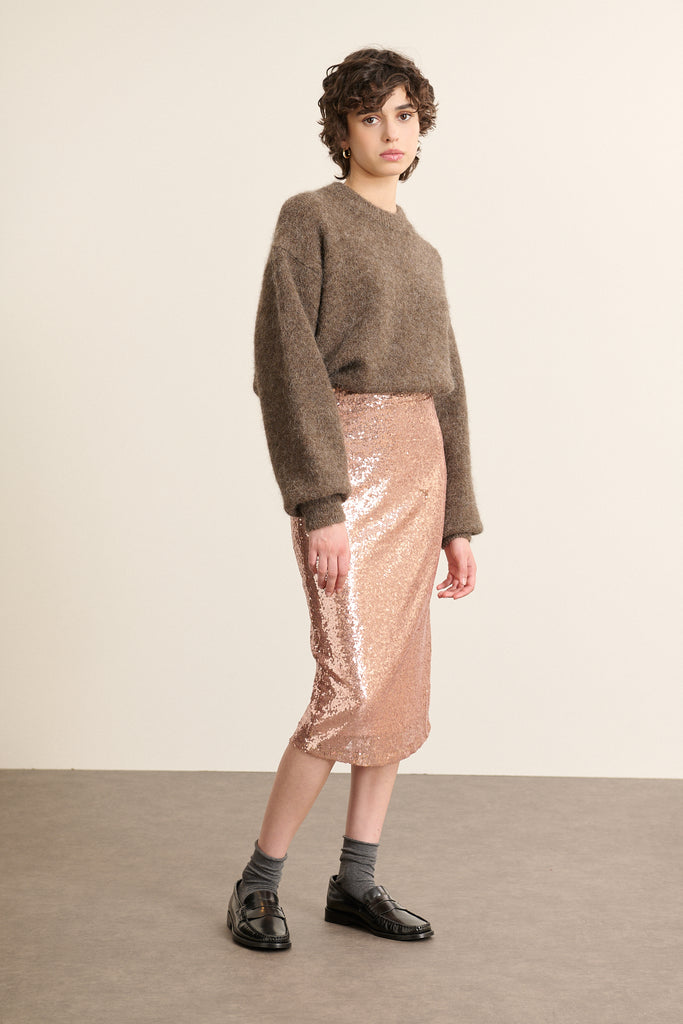 Pull à l'encolure ronde en bord-côte ton sur ton, finie proprement avec couture intérieure discrète pour un bon maintien.