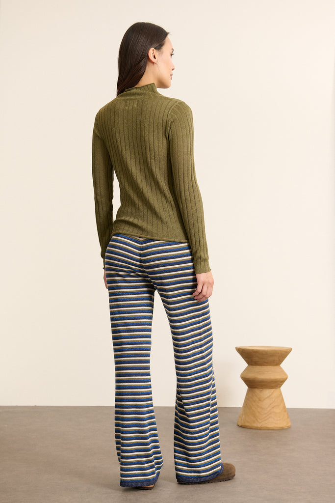 Pull au col montant ajusté en maille côtelée, monté à plat avec finition propre et tenue confortable sans compression.