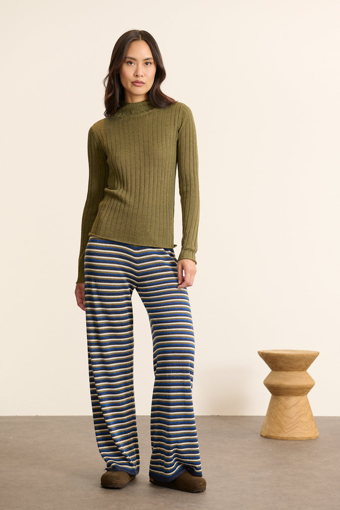 Pull à rayures kaki en maille fine, collection Garance Paris automne hiver 2025, col montant et coupe seconde peau confortable.