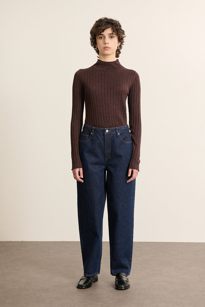 Mannequin femme de face portant un pull marron à rayures, coupe ajustée avec col montant et manches longues près du corps.
