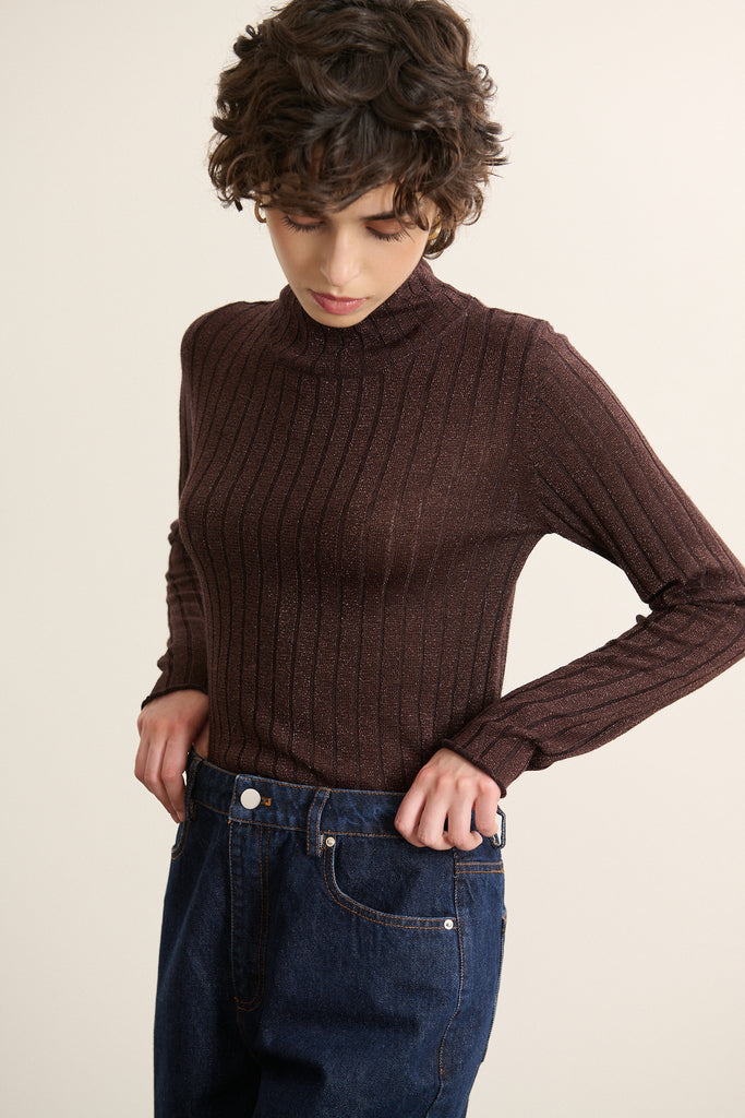 Pull à rayures marron en maille fine, collection Garance Paris automne hiver 2025, col montant et coupe seconde peau confortable.