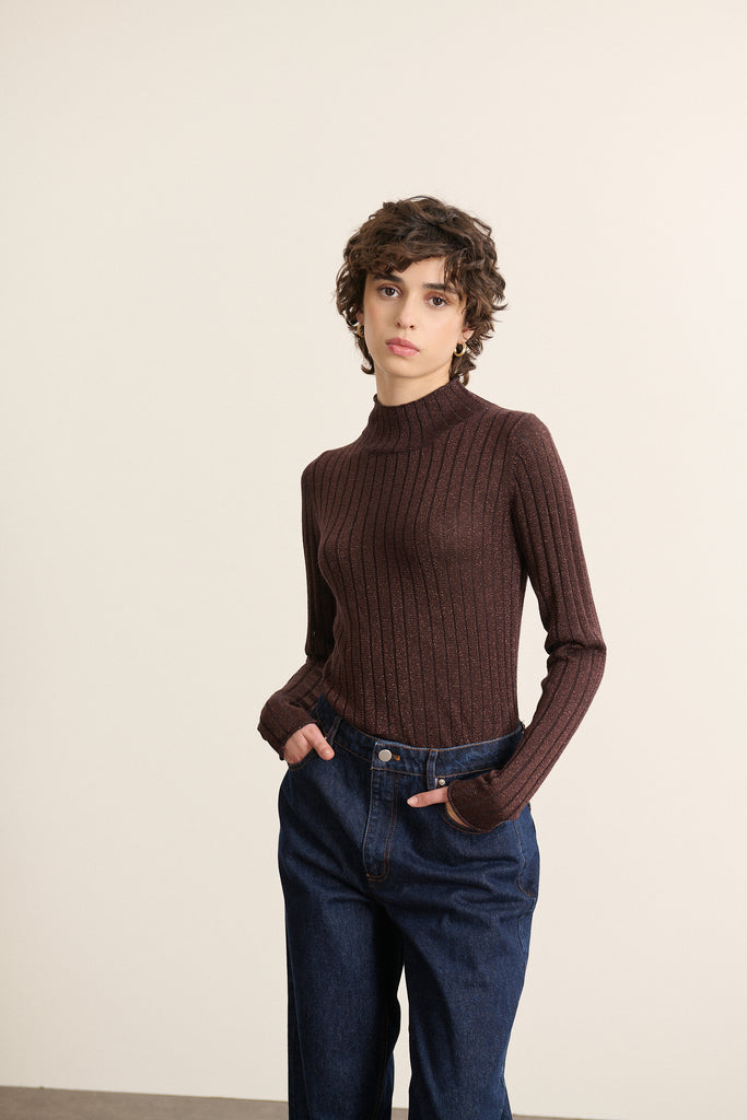Pull au col montant ajusté en maille côtelée, monté à plat avec finition propre et tenue confortable sans compression.