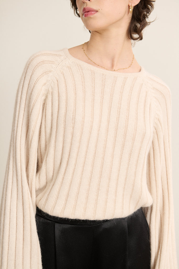 Pull côtelé beige, collection Garance Paris automne hiver 2025, col rond, manches ballon et emmanchures raglan.