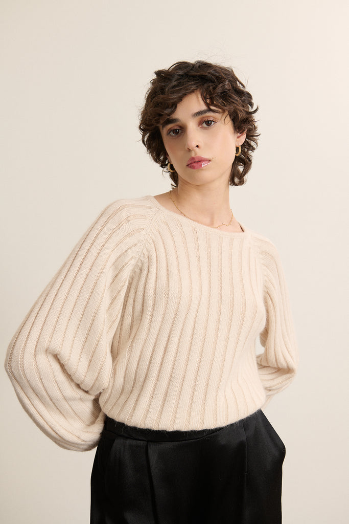 Maille épaisse mais souple, parfaite pour l’automne, à porter seule ou en superposition sur une robe ou une chemise.