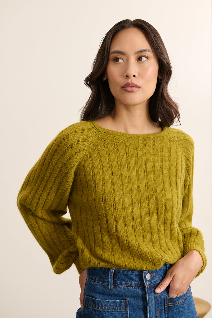 Maille épaisse mais souple, parfaite pour l’automne, à porter seule ou en superposition sur une robe ou une chemise.